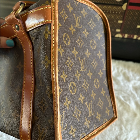 Louis Vuitton - Picture 9 of 16